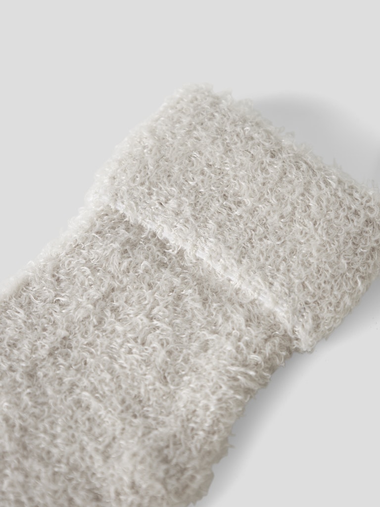 Mjuk, mysig vit, grå baby strumpor till flicka och pojke. Bebis strumpa, neutral färg till nyfödd.
NBFOLLI TERRY FLUFFY SOCK
13207470