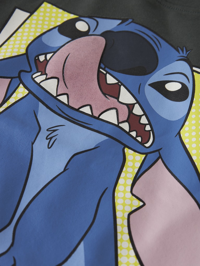 Grå långärmad tröja med den blå figuren Stitch på. Weird t-shirt till pojke från Name it.
NMMDIMITRI STITCH LS NREG TOP WDI
13251988