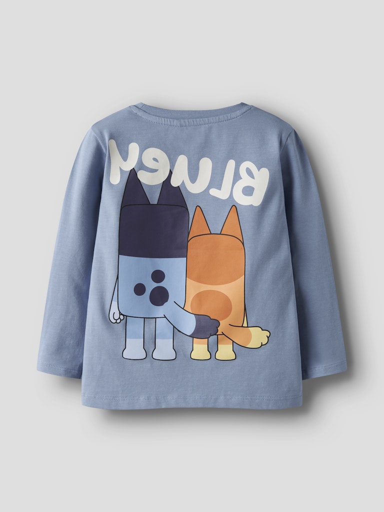 Ljusblå långärmad t-shirt till pojke med hundar från Bluey. Bluey tröja med tryck både på fram och baksidan.
NMMJONAS BLUEY LS NREG TOP BOX SKY
13252008