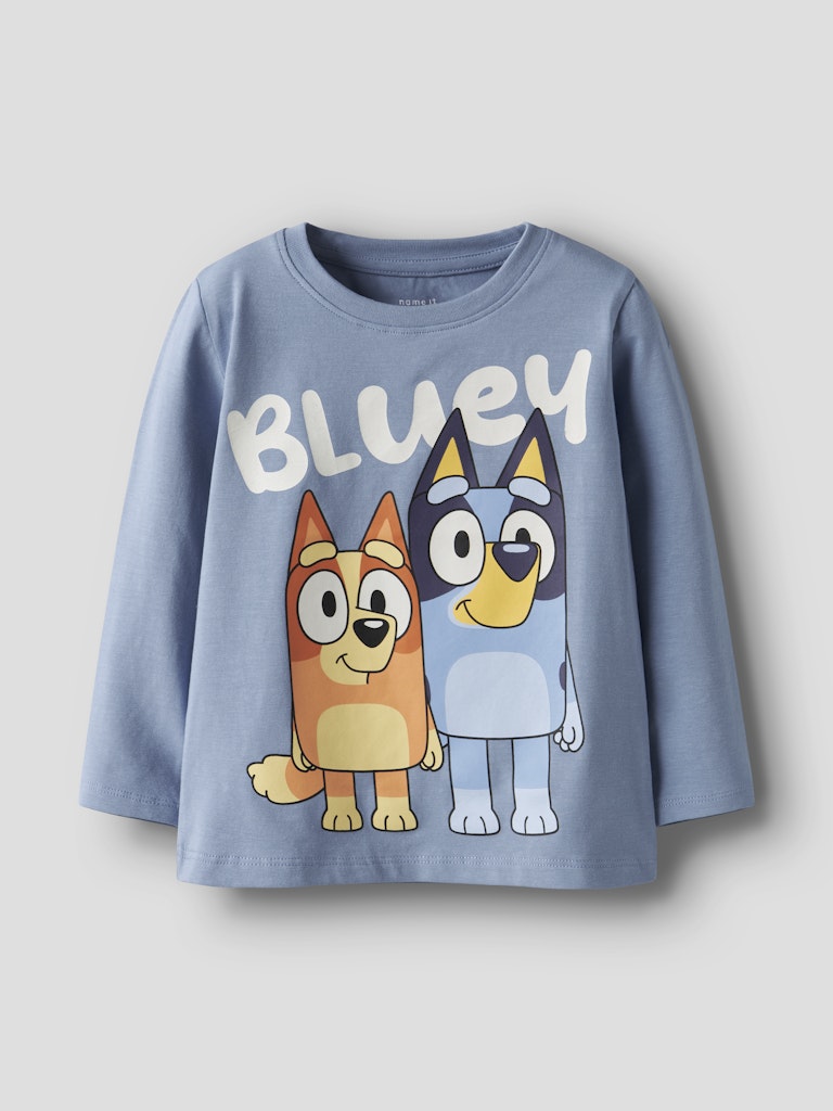 Ljusblå långärmad t-shirt till pojke med hundar från Bluey. Bluey tröja med tryck både på fram och baksidan.
NMMJONAS BLUEY LS NREG TOP BOX SKY
13252008