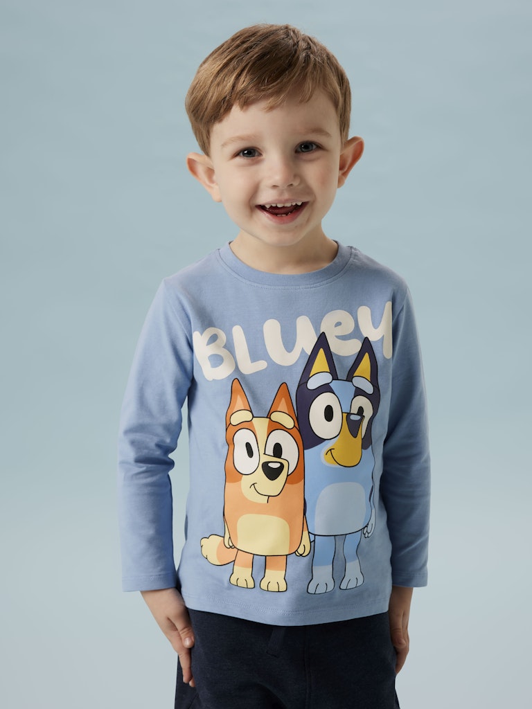 Ljusblå långärmad t-shirt till pojke med hundar från Bluey. Bluey tröja med tryck både på fram och baksidan.
NMMJONAS BLUEY LS NREG TOP BOX SKY
13252008