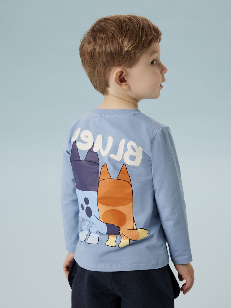 Ljusblå långärmad t-shirt till pojke med hundar från Bluey. Bluey tröja med tryck både på fram och baksidan.
NMMJONAS BLUEY LS NREG TOP BOX SKY
13252008