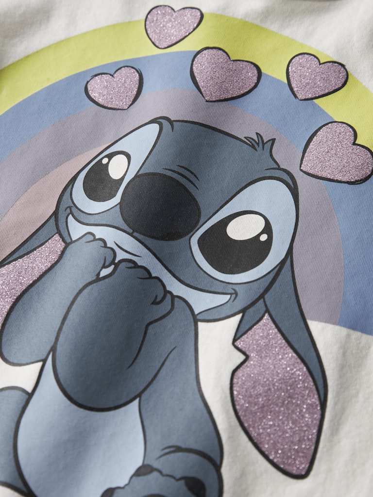 Vit långärmad tröja till flicka. Stitch topp med regnbåge, hjärtan och glitter från Name it.
NMFDIANA STITCH LS TOP BOX NOOS WDI
13252066