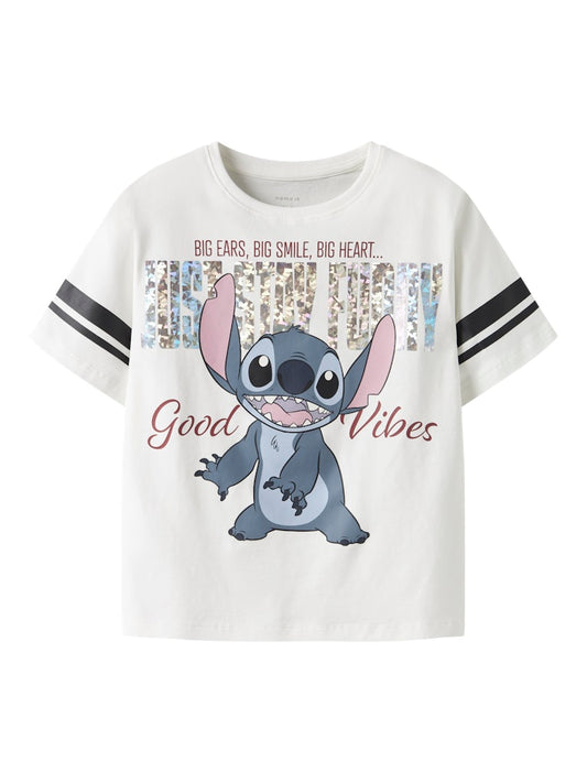 Vit Stitch t-shirt till flicka. Tjej tröja med kul licence print av Disneys favorit den blåa Stitch.
NKFDYMI STITCH SS NREG TOP BOX NOOS WDI
13252107