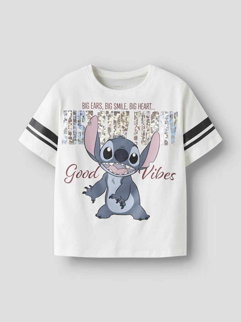 Vit Stitch t-shirt till flicka. Tjej tröja med kul licence print av Disneys favorit den blåa Stitch.
NKFDYMI STITCH SS NREG TOP BOX NOOS WDI
13252107
