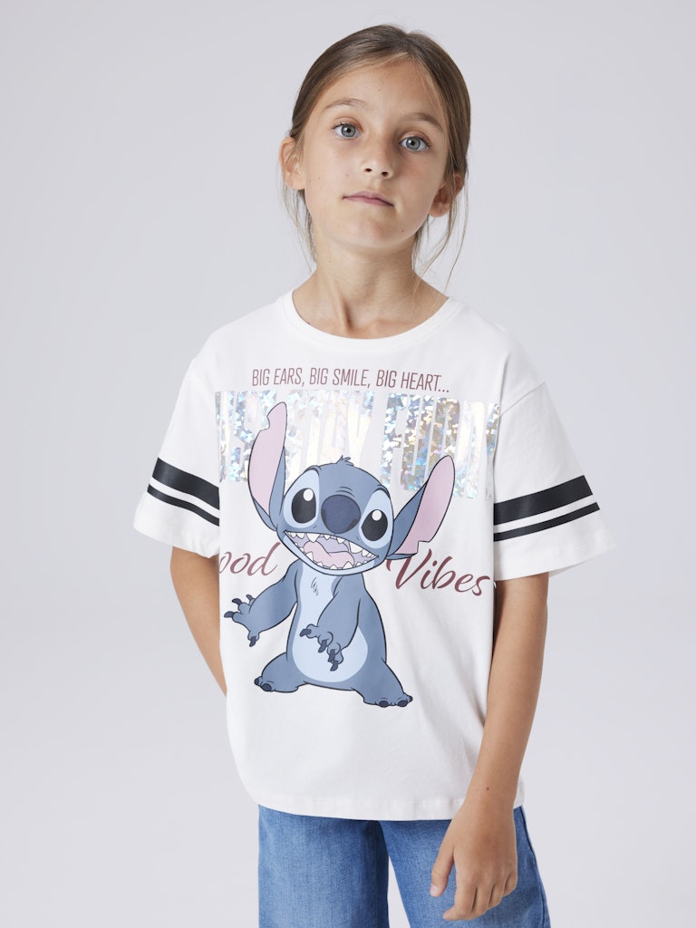 Vit Stitch t-shirt till flicka. Tjej tröja med kul licence print av Disneys favorit den blåa Stitch.
NKFDYMI STITCH SS NREG TOP BOX NOOS WDI
13252107