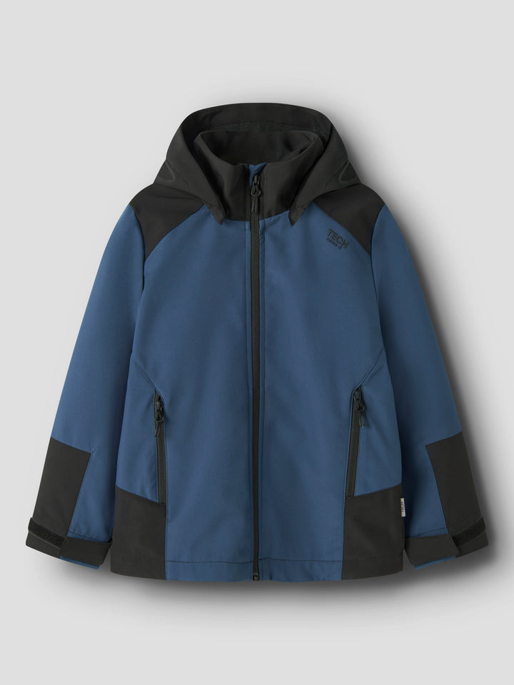 Blå softshell jacka till pojke. Snygg, sportig skal jacka som kan användas som regnjacka och vindjacka. Vårjacka till barn, kille från Name it.
NKNALFALIGHT08 JACKET BLOCK FO
13236562
