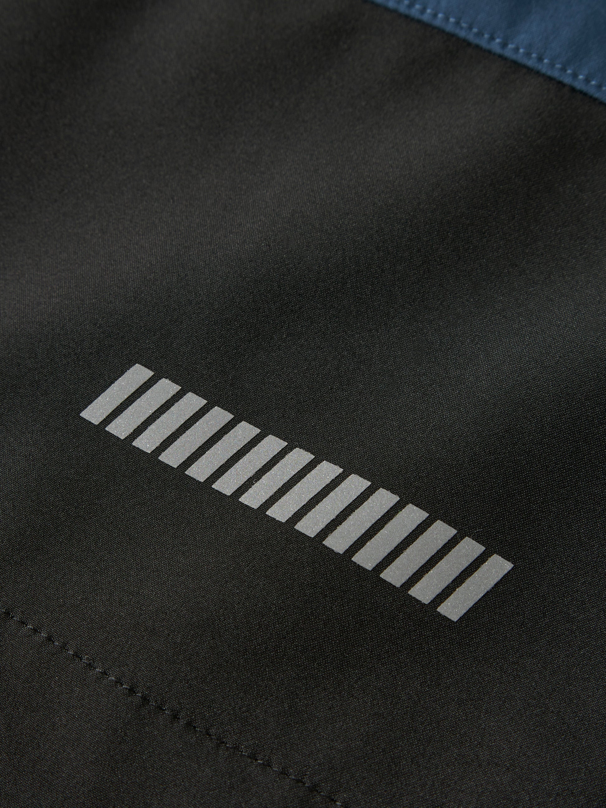 Blå softshell jacka till pojke. Snygg, sportig skal jacka som kan användas som regnjacka och vindjacka. Vårjacka till barn, kille från Name it.
NKNALFALIGHT08 JACKET BLOCK FO
13236562