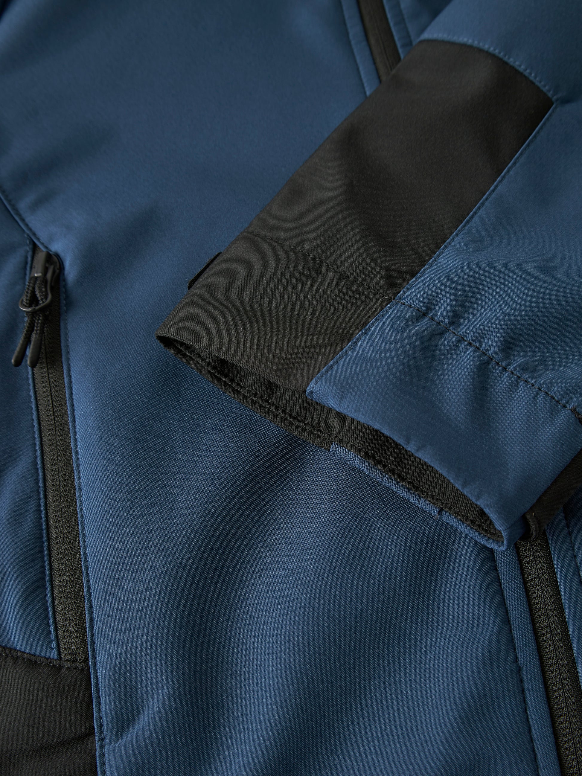 Blå softshell jacka till pojke. Snygg, sportig skal jacka som kan användas som regnjacka och vindjacka. Vårjacka till barn, kille från Name it.
NKNALFALIGHT08 JACKET BLOCK FO
13236562