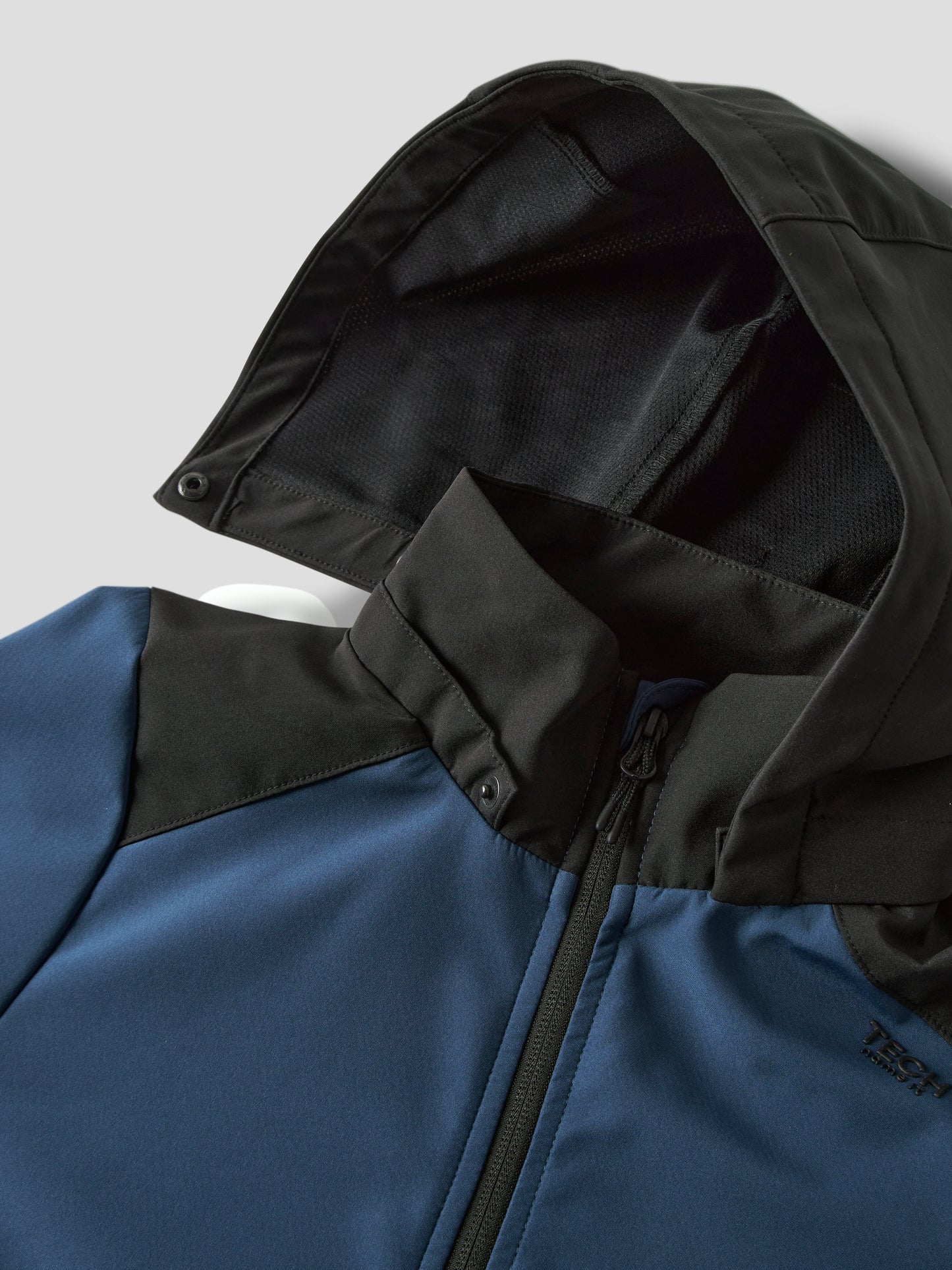 Blå softshell jacka till pojke. Snygg, sportig skal jacka som kan användas som regnjacka och vindjacka. Vårjacka till barn, kille från Name it.
NKNALFALIGHT08 JACKET BLOCK FO
13236562