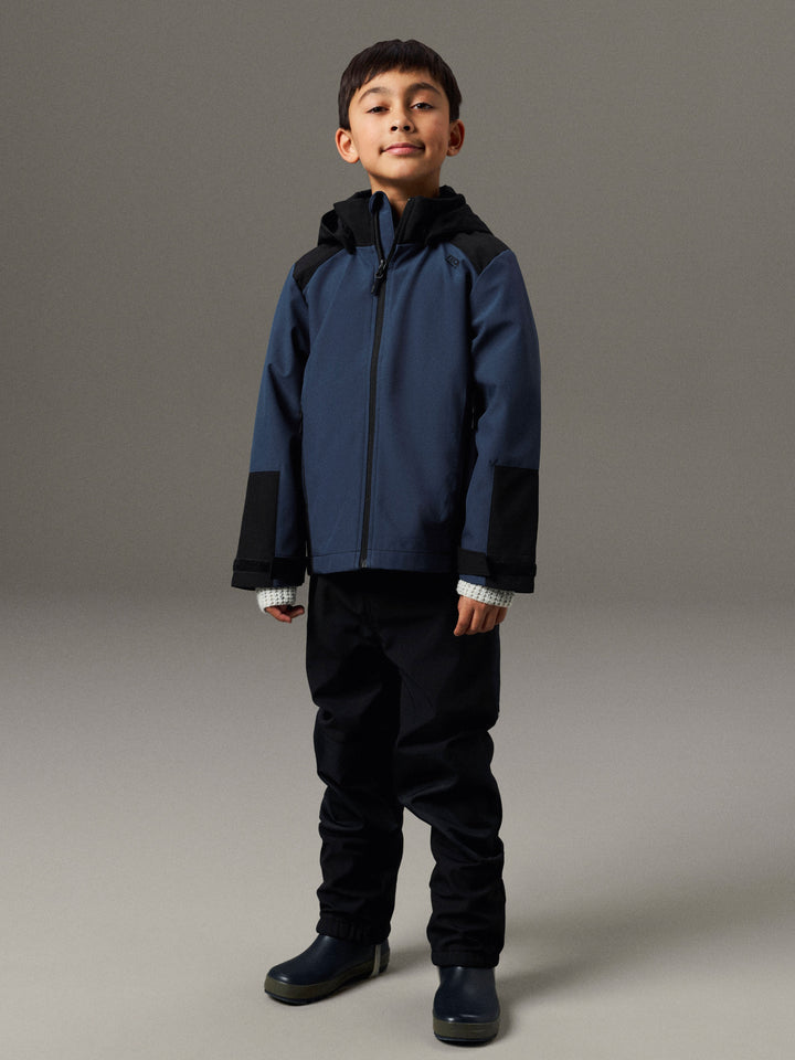 Blå softshell jacka till pojke. Snygg, sportig skal jacka som kan användas som regnjacka och vindjacka. Vårjacka till barn, kille från Name it.
NKNALFALIGHT08 JACKET BLOCK FO
13236562