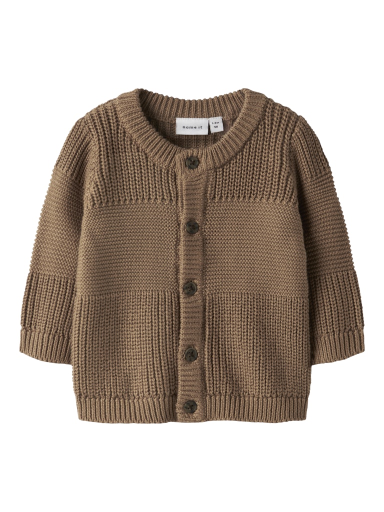 Brun baby kofta till bebis pojke. Stickad cardigan till nyfödd kille. Ekologiska bebis kläder från Name it.
NBMBOYS LS KNIT CARD
13252615
