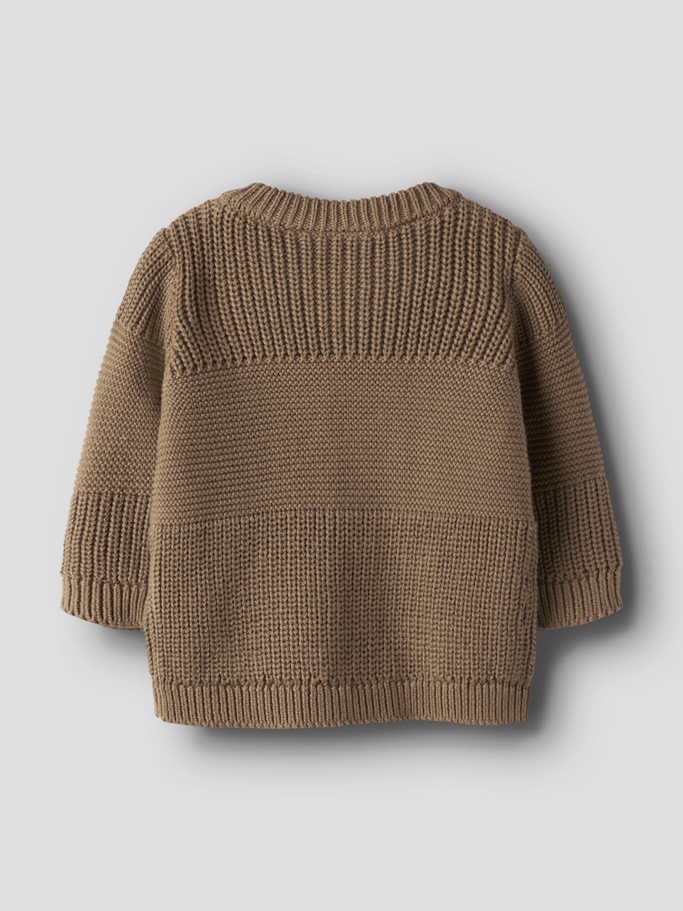 Brun baby kofta till bebis pojke. Stickad cardigan till nyfödd kille. Ekologiska bebis kläder från Name it.
NBMBOYS LS KNIT CARD
13252615