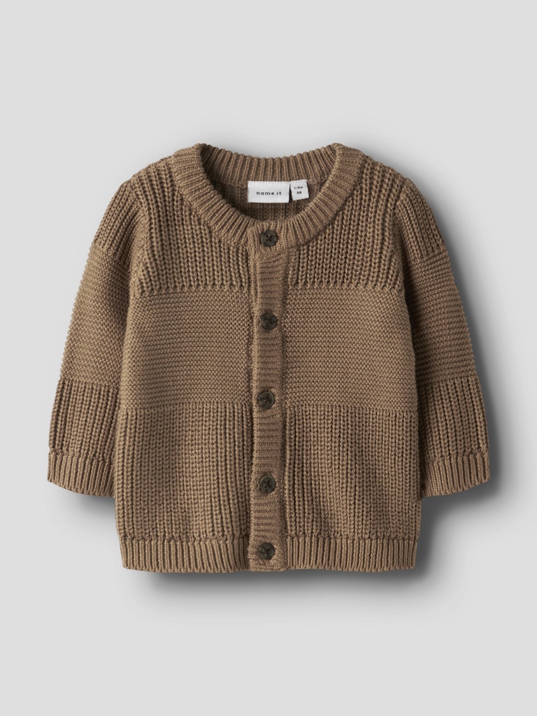 Brun baby kofta till bebis pojke. Stickad cardigan till nyfödd kille. Ekologiska bebis kläder från Name it.
NBMBOYS LS KNIT CARD
13252615
