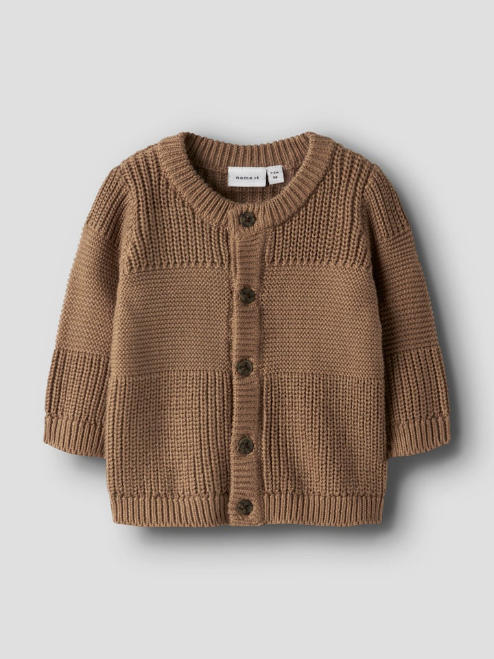 Brun baby kofta till bebis pojke. Stickad cardigan till nyfödd kille. Ekologiska bebis kläder från Name it.
NBMBOYS LS KNIT CARD
13252615