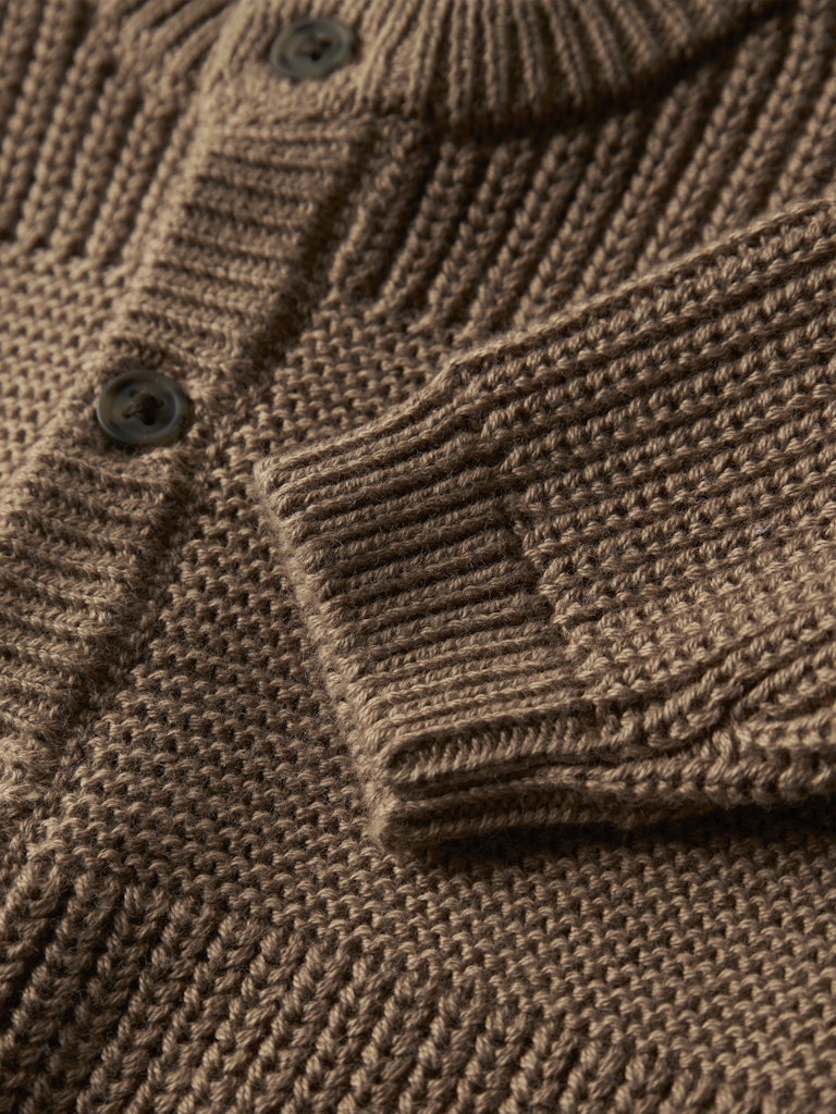 Brun baby kofta till bebis pojke. Stickad cardigan till nyfödd kille. Ekologiska bebis kläder från Name it.
NBMBOYS LS KNIT CARD
13252615
