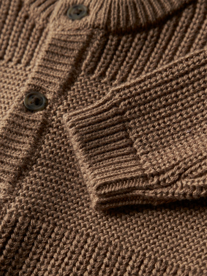 Brun baby kofta till bebis pojke. Stickad cardigan till nyfödd kille. Ekologiska bebis kläder från Name it.
NBMBOYS LS KNIT CARD
13252615