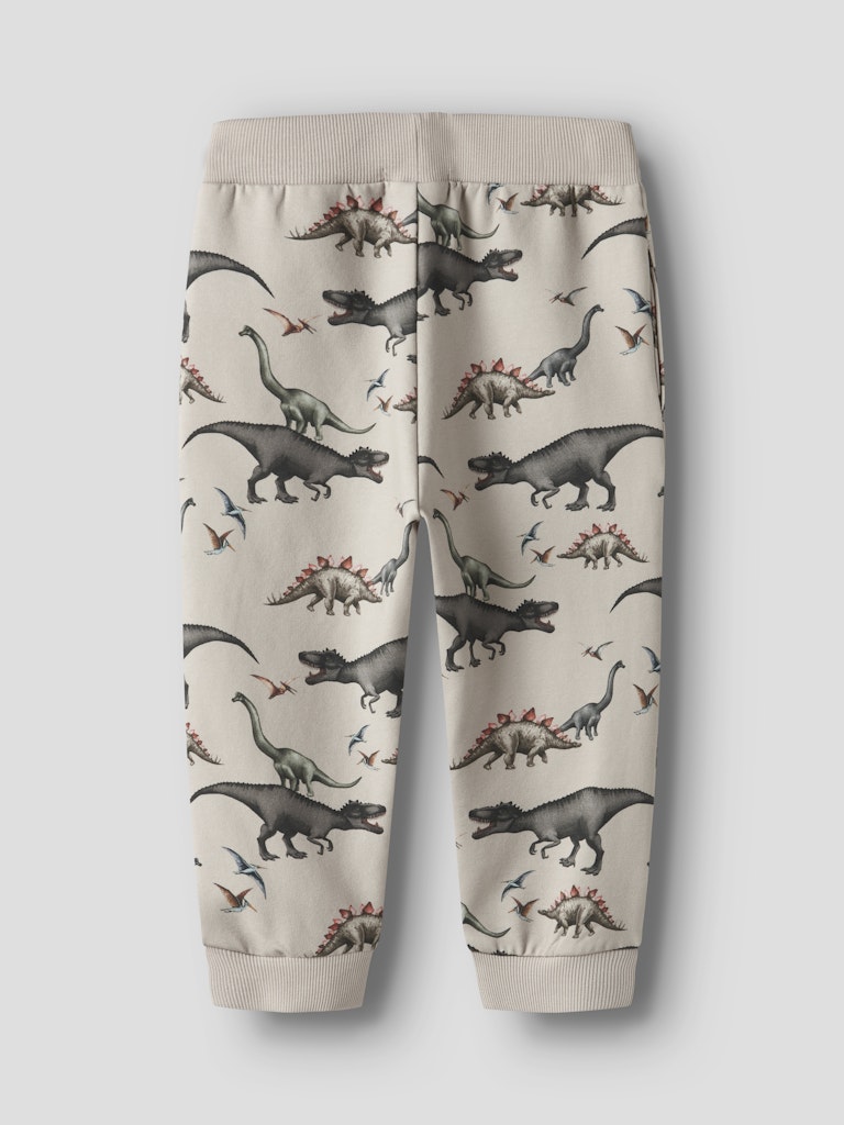 Ljus dinosaurie byxa till pojke. Mjukisbyxor, joggers i ekologisk bomull med dino på. Ekologiska barnkläder från Name it.
NMMBERTIL NREG SWEAT PANT BRU
13252554