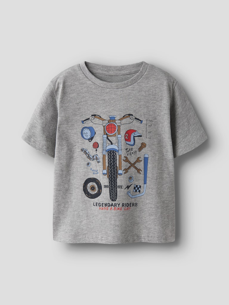 Grå kortärmad t-shirt till pojke med motorcykel och verktyg. Ekologiska barnkläder från Name it.
NMMBO SS NREG TOP BOX
13252537
