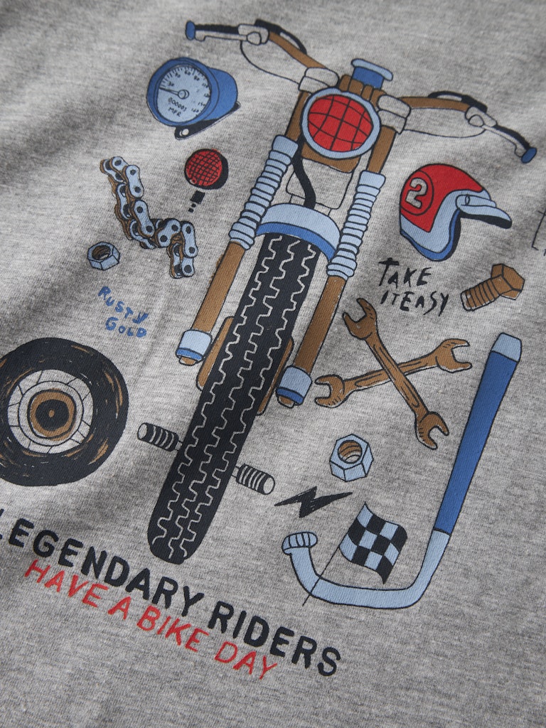 Grå kortärmad t-shirt till pojke med motorcykel och verktyg. Ekologiska barnkläder från Name it.
NMMBO SS NREG TOP BOX
13252537