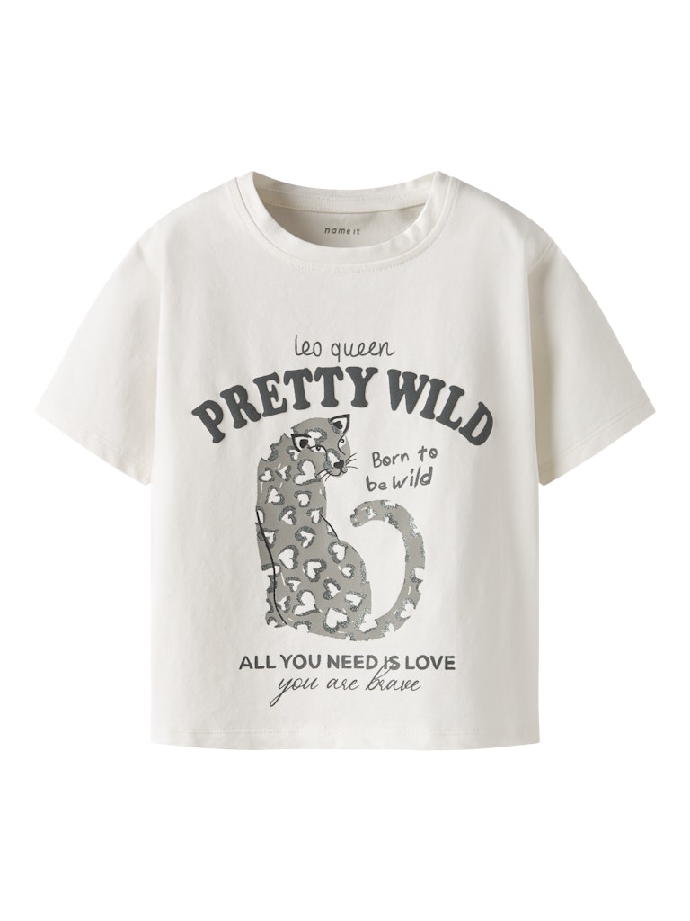 Vit kortärmad t-shirt med leopard till liten flicka. Leopard topp i ekologisk bomull från Name it.
NMFBEARTA SS TOP BOX
13252747