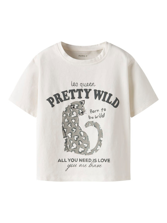 Vit kortärmad t-shirt med leopard till liten flicka. Leopard topp i ekologisk bomull från Name it.
NMFBEARTA SS TOP BOX
13252747