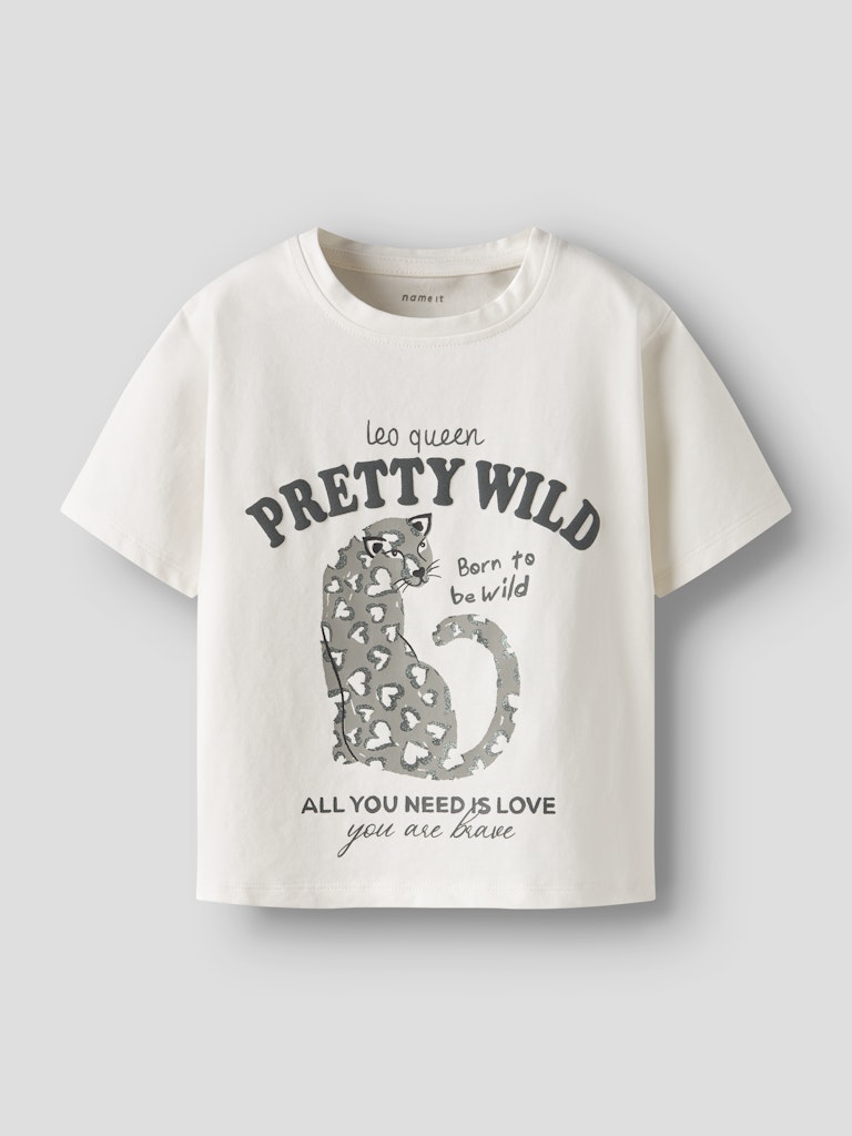 Vit kortärmad t-shirt med leopard till liten flicka. Leopard topp i ekologisk bomull från Name it.
NMFBEARTA SS TOP BOX
13252747