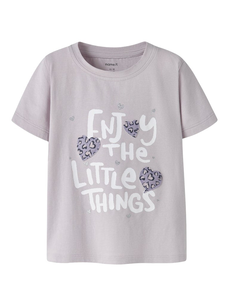 Lila kortärmad t-shirt med leopard mönstrade hjärtan till liten flicka. Leopard topp i ekologisk bomull från Name it.
NMFBEARTA SS TOP BOX
13252747