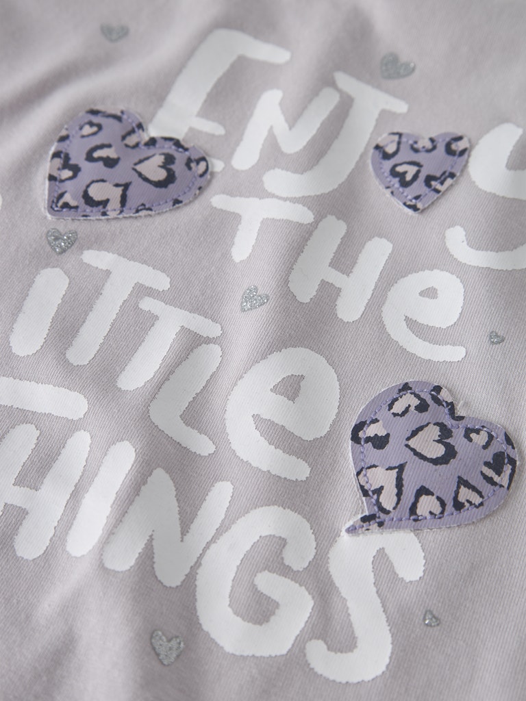 Lila kortärmad t-shirt med leopard mönstrade hjärtan till liten flicka. Leopard topp i ekologisk bomull från Name it.
NMFBEARTA SS TOP BOX
13252747