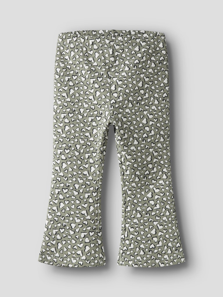 Gröna leopard mönstrade lite tjockare utsvängda byxor till flicka. Ekologiska sweat leggings från Name it.
NMFBEARTA SWEAT FLARE PANT UNB
13252749