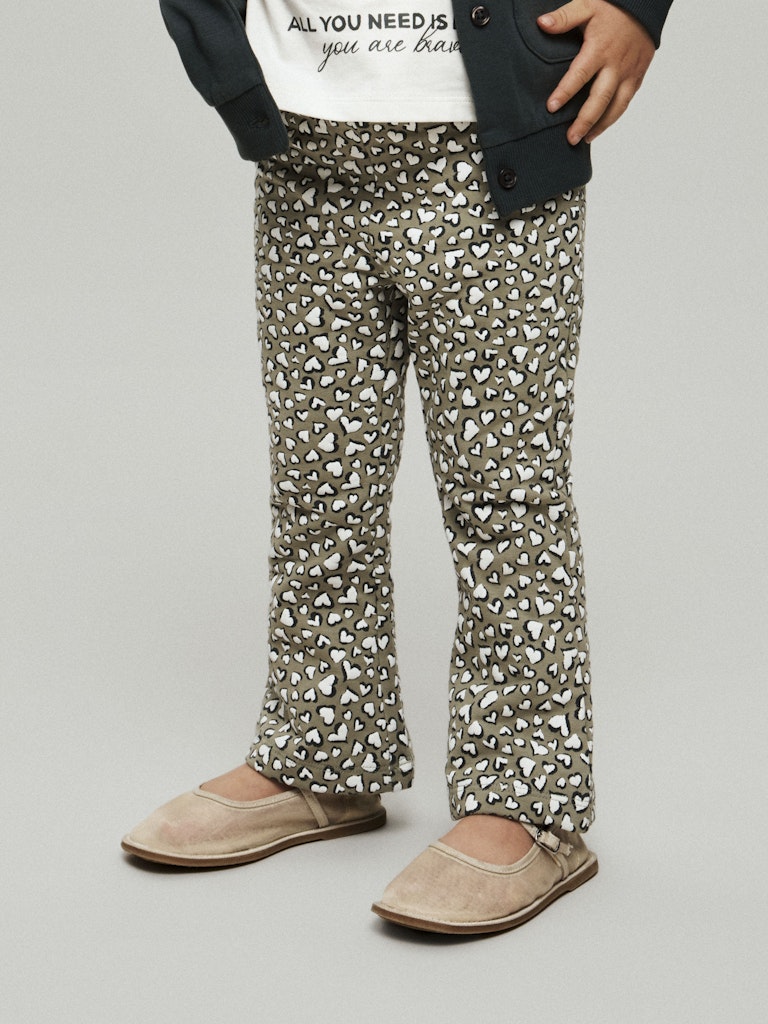 Gröna leopard mönstrade lite tjockare utsvängda byxor till flicka. Ekologiska sweat leggings från Name it.
NMFBEARTA SWEAT FLARE PANT UNB
13252749