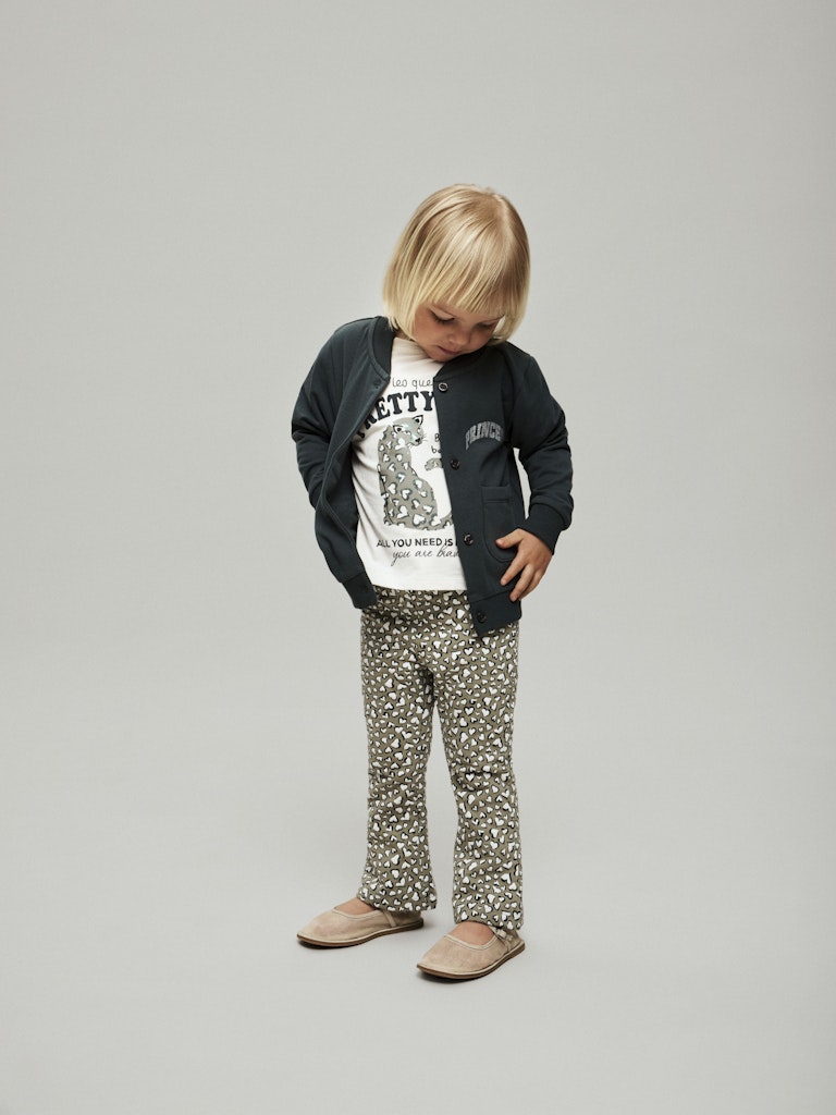 Gröna leopard mönstrade lite tjockare utsvängda byxor till flicka. Ekologiska sweat leggings från Name it.
NMFBEARTA SWEAT FLARE PANT UNB
13252749