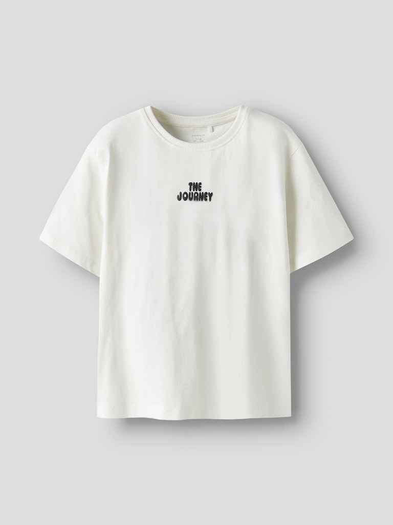 Vit kortärmad t-shirt till pojke. Snygg tröja med backprint till kille, ekologiska barnkläder från Name it.
NKMBERNA SS NREG TOP BOX
13252583