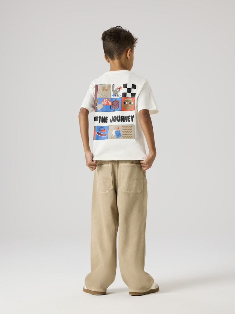 Vit kortärmad t-shirt till pojke. Snygg tröja med backprint till kille, ekologiska barnkläder från Name it.
NKMBERNA SS NREG TOP BOX
13252583