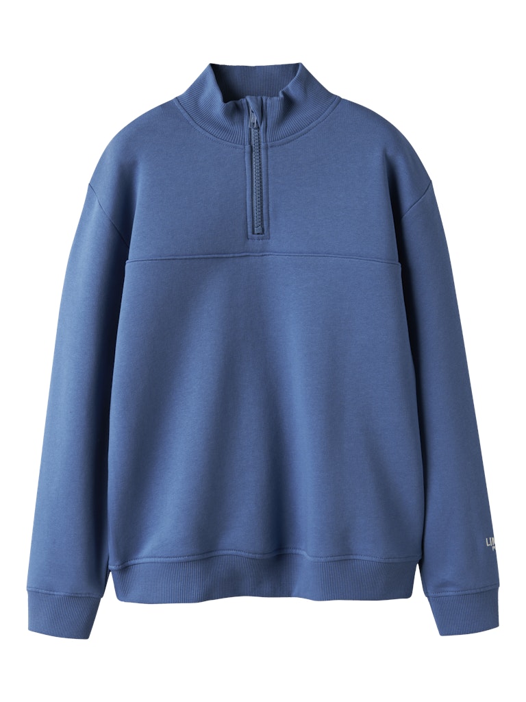 Sportig blå sweat tröja med dragkedja till pojke. Ziptröja till kille, barn och ungdomskläder i ekologisk bomull.
NKMBRYCE LS NREG HALF ZIP SWEAT BRU
13252602