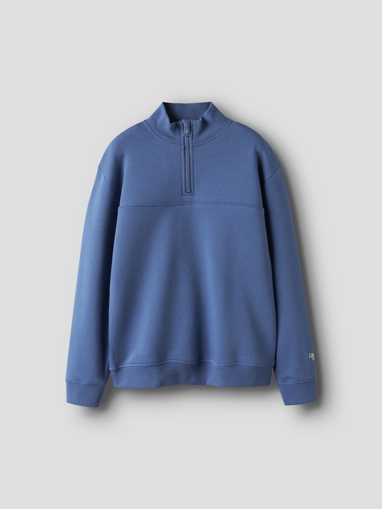 Sportig blå sweat tröja med dragkedja till pojke. Ziptröja till kille, barn och ungdomskläder i ekologisk bomull.
NKMBRYCE LS NREG HALF ZIP SWEAT BRU
13252602