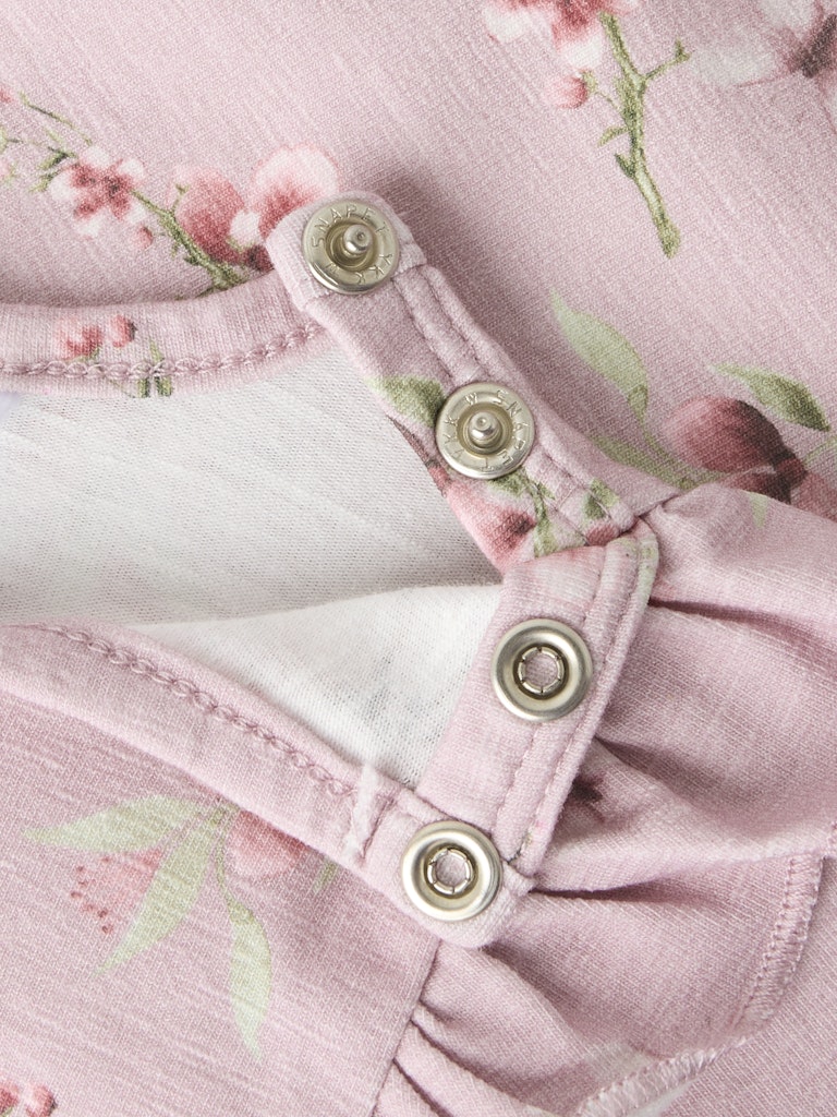 Söt rosa body med fåglar till bebis flicka. Ekologiska bebiskläder till nyfödd flicka från Name it.
NBFBETTY LS BODY
13252646