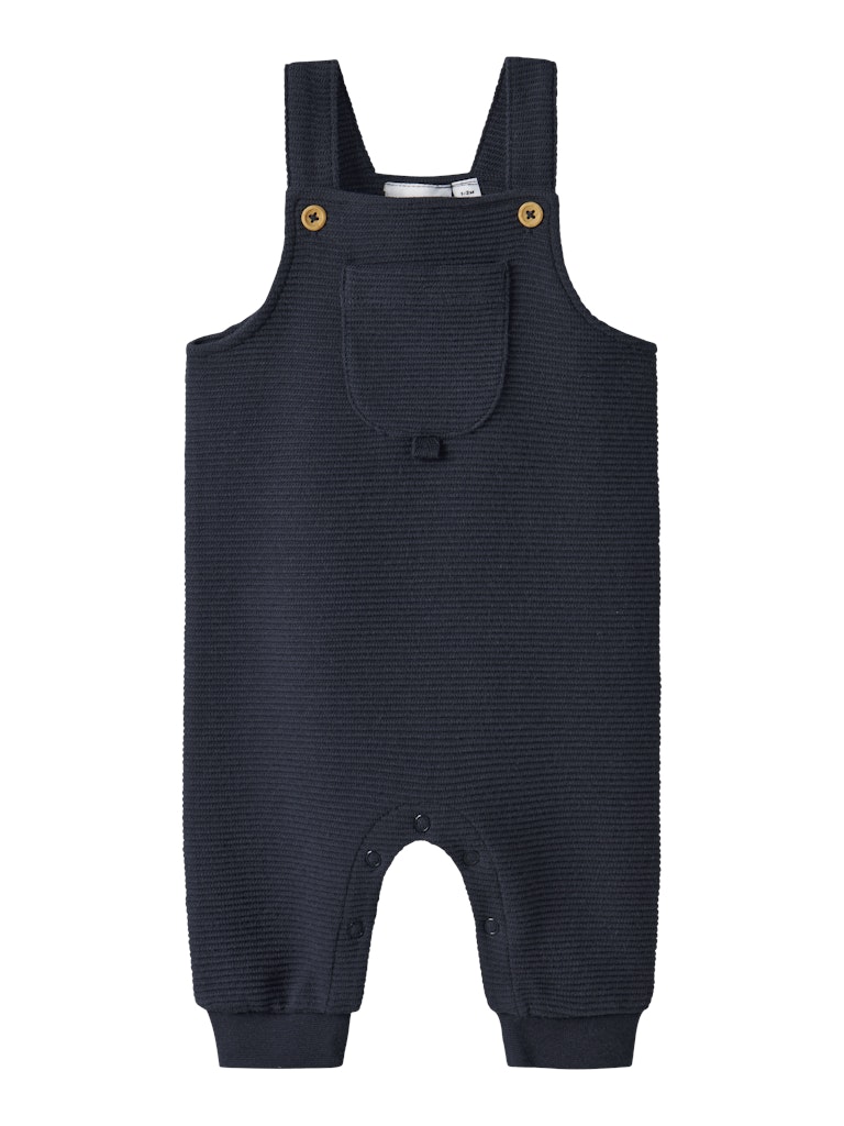 Mörk blå bebis byxa till baby pojke. Hängselbyxor till nyfödd pojke, tillverkad i ekologisk bomull från Name it.
NBMBALDRIAN OVERALL
13252708
