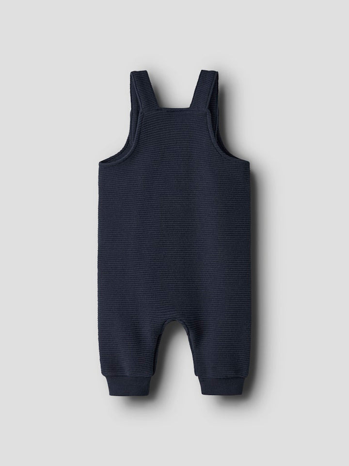 Mörk blå bebis byxa till baby pojke. Hängselbyxor till nyfödd pojke, tillverkad i ekologisk bomull från Name it.
NBMBALDRIAN OVERALL
13252708