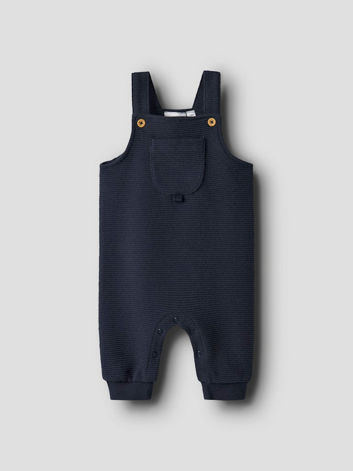 Mörk blå bebis byxa till baby pojke. Hängselbyxor till nyfödd pojke, tillverkad i ekologisk bomull från Name it.
NBMBALDRIAN OVERALL
13252708