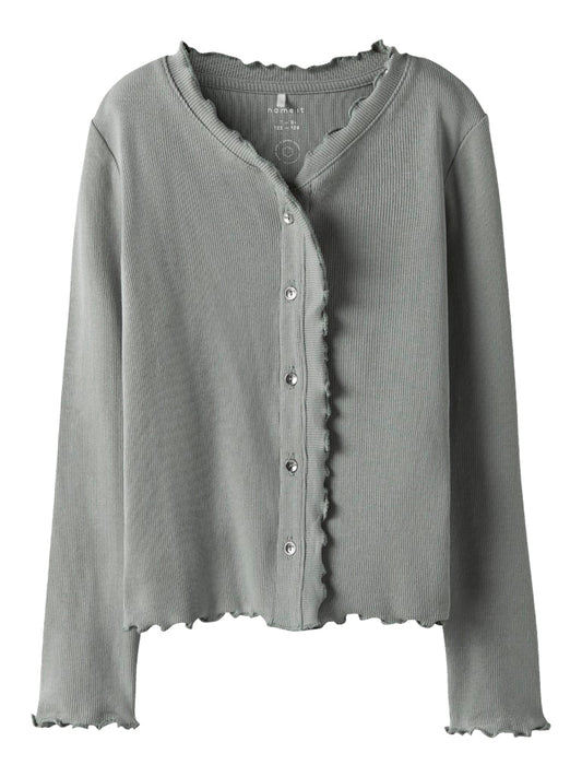 Grön ribbad kofta till flicka. Tjej cardigan i ekologisk bomull, slim fit, knappar och liten volang från Name it.
NKFBACDO LS SLIM SHORT TOP
13252805