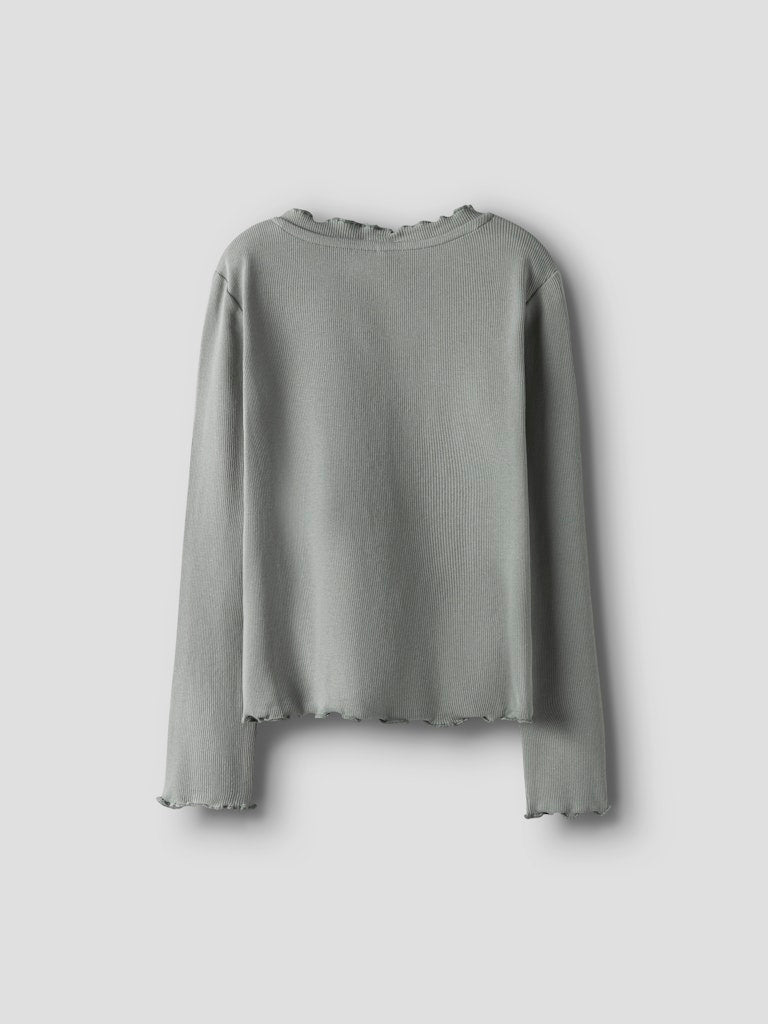 Grön ribbad kofta till flicka. Tjej cardigan i ekologisk bomull, slim fit, knappar och liten volang från Name it.
NKFBACDO LS SLIM SHORT TOP
13252805