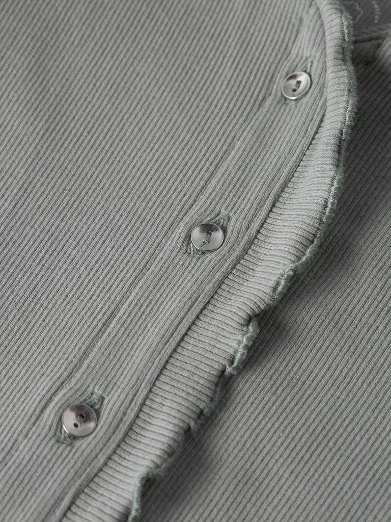 Grön ribbad kofta till flicka. Tjej cardigan i ekologisk bomull, slim fit, knappar och liten volang från Name it.
NKFBACDO LS SLIM SHORT TOP
13252805