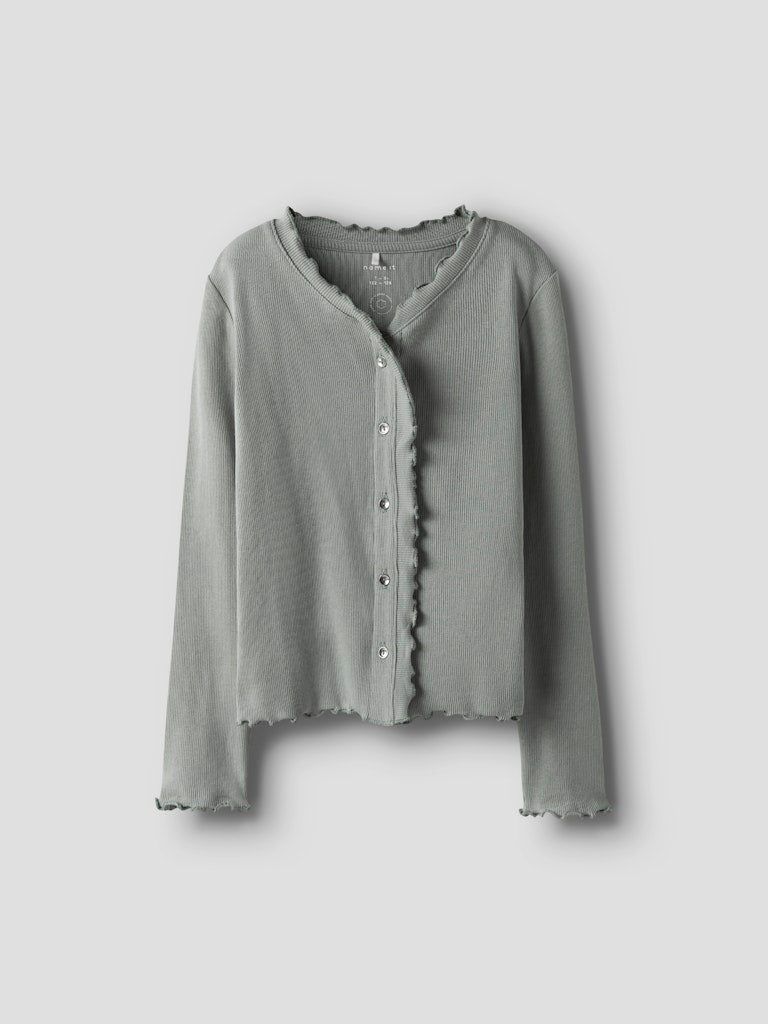 Grön ribbad kofta till flicka. Tjej cardigan i ekologisk bomull, slim fit, knappar och liten volang från Name it.
NKFBACDO LS SLIM SHORT TOP
13252805