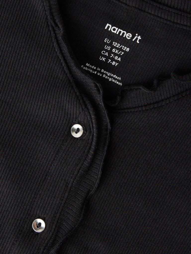Svart ribbad kofta till flicka. Tjej cardigan i ekologisk bomull, slim fit, knappar och liten volang från Name it.
NKFBACDO LS SLIM SHORT TOP
13252805