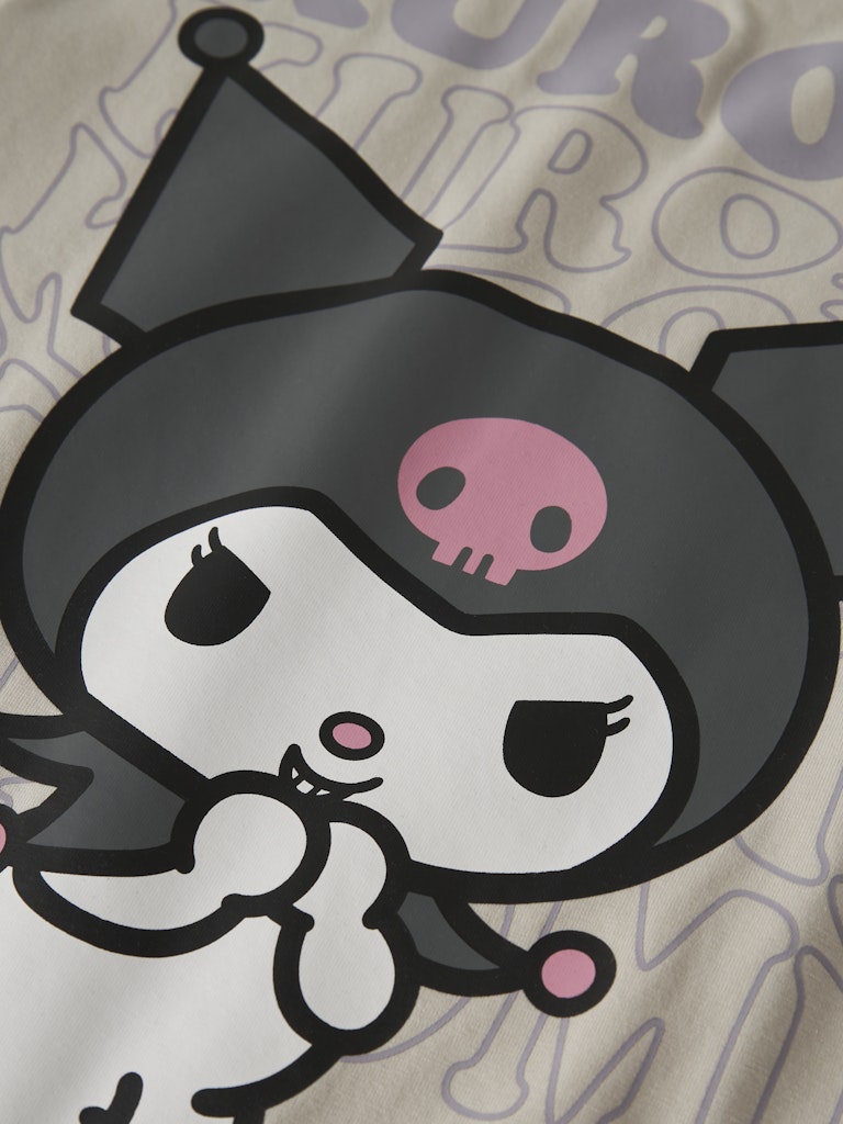 Grå Kuromi t-shirt till flicka. Tjej tröja med Hallo Kittys kompis Kuromi söt och cool topp från Name it.
NKFDYKRA KUROMI SS NREG TOP NOOS SKY
13252831