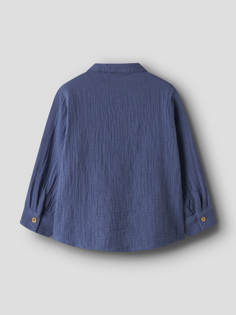 Indigo blå muslin skjorta med murarkrage till pojke. Barnskjorta blå med kina krage till pojke.  Emil skjorta från Name it.
NMMJOHN LS SHIRT
13253465