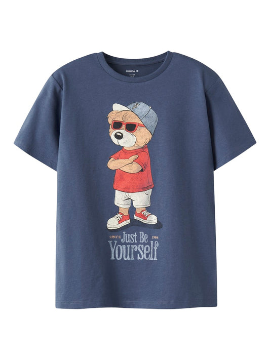 Kul kortärmad t-shirt med cool nalle print. Snygg blå tröja till pojke enfärgad med nalle motiv. Ekologiska barnkläder från Name it.
NKMDOBS SS NREG TOP BOX
13253724