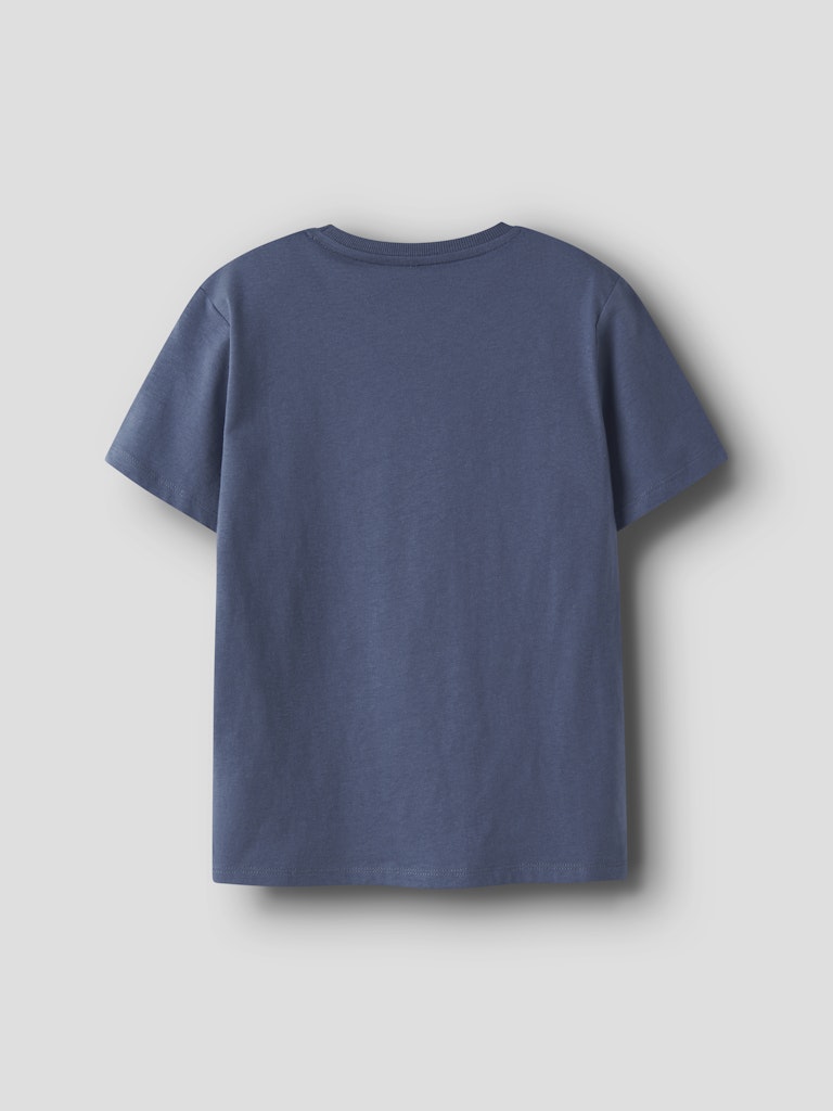 Kul kortärmad t-shirt med cool nalle print. Snygg blå tröja till pojke enfärgad med nalle motiv. Ekologiska barnkläder från Name it.
NKMDOBS SS NREG TOP BOX
13253724