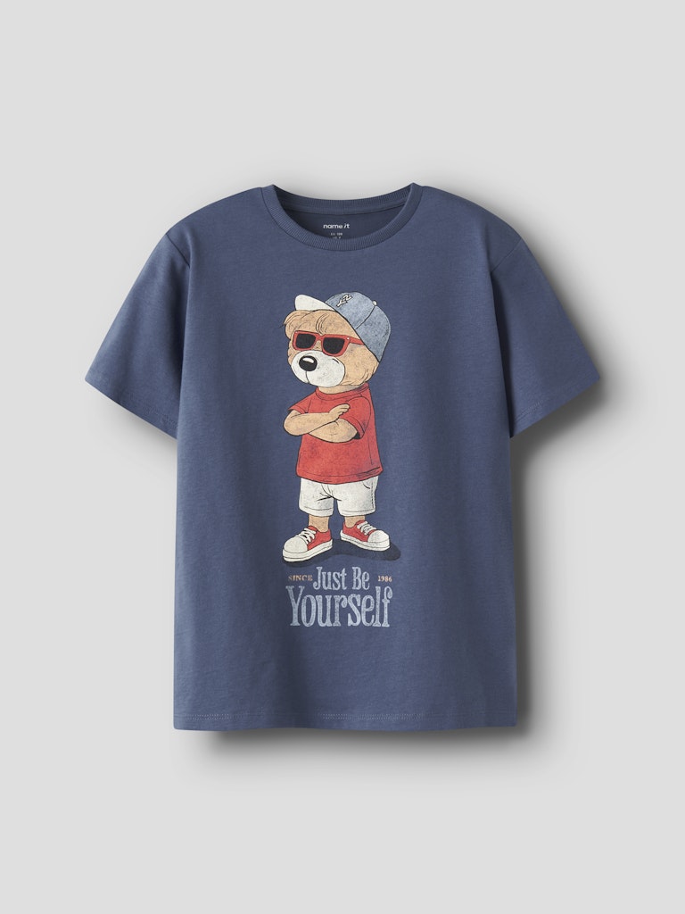 Kul kortärmad t-shirt med cool nalle print. Snygg blå tröja till pojke enfärgad med nalle motiv. Ekologiska barnkläder från Name it.
NKMDOBS SS NREG TOP BOX
13253724